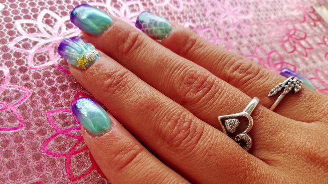 Нокти на русалка – сред тенденциите за летен маникюр