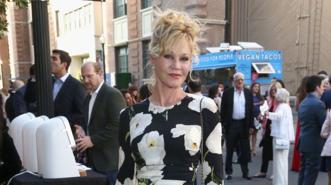 Мелани Грифит на 65 - стилна в малка черна рокля