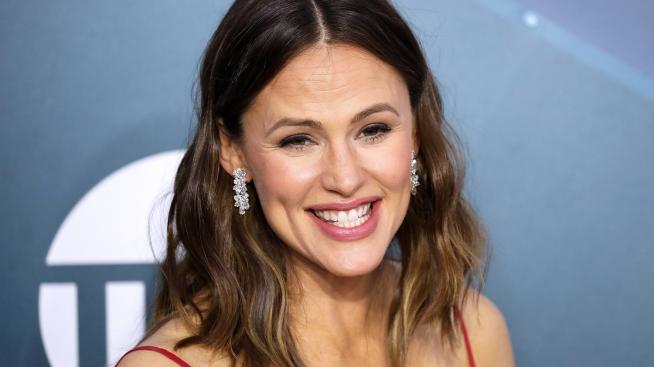 Дженифър Гарнър в карантина – купчини пране, вино и пижама