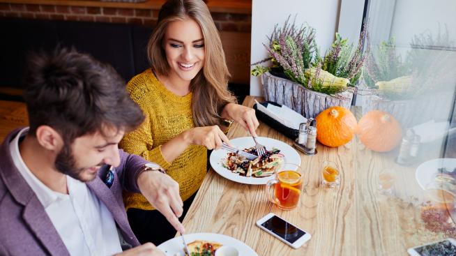 Вечеря навън – как да се храните здравословно? 