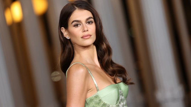 Кая Гербер грее от любов с гаджето си Люис Пулман