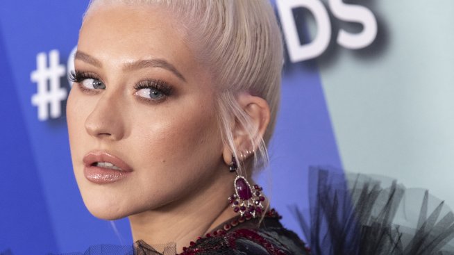 Кристина Агилера напомни за свой албум с топлес снимка 