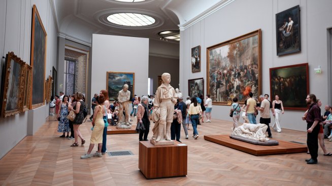 Обирът в Лувъра – как крадците открадват безценни бижута за 7 минути