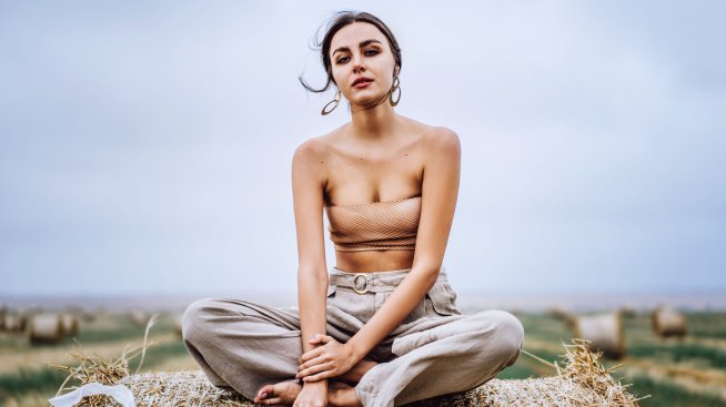 Мода пролет/лято 2023 – включете ленен панталон във визията си