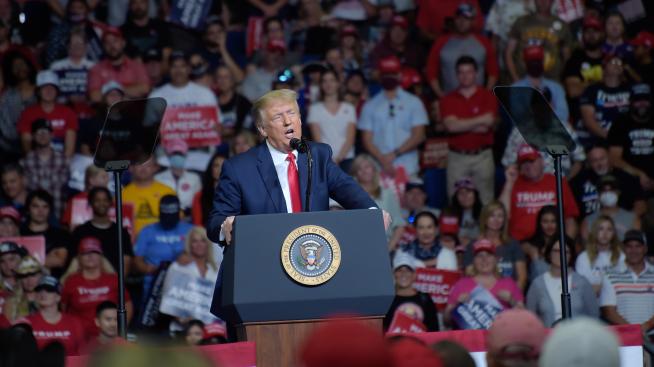 Доналд Тръмп срещу Робърт де Ниро, Арнолд Шварценегер и други известни личности