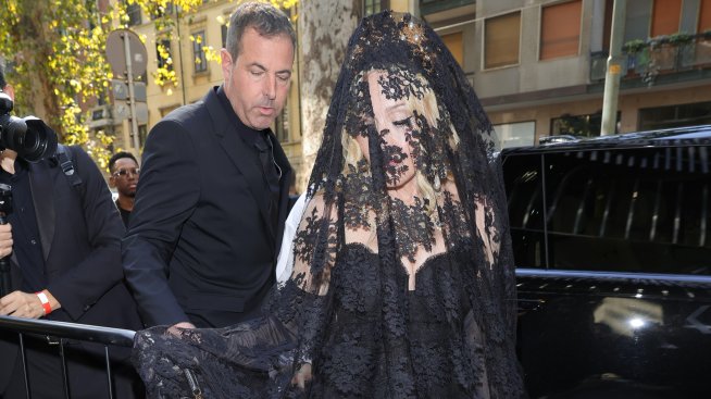 Драматичната Мадона сложи черен воал за дефилето на Dolce & Gabbana