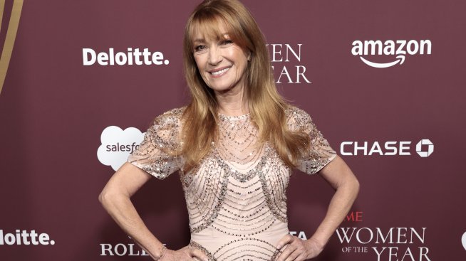 Джейн Сиймор изглежда толкова млада в зашеметяващ син бански