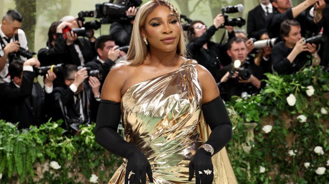 Серина Уилямс показа как се мъчи да влезе в дънковата си пола – безуспешно