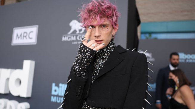 Маникюр 2022: Диамантите са най-добрият приятел на Machine Gun Kelly