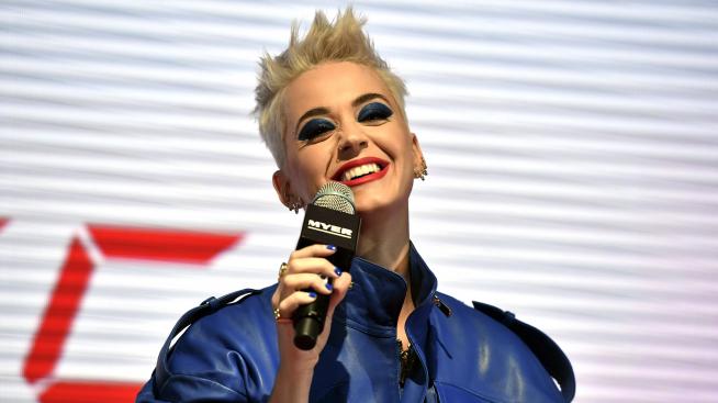 Кейти Пери с ограничителна заповед срещу фен, заплашвал семейството ѝ