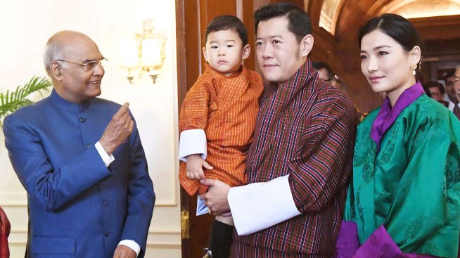 Кралската двойка на Бутан заведе по-малкия си син на първа обиколка из страната