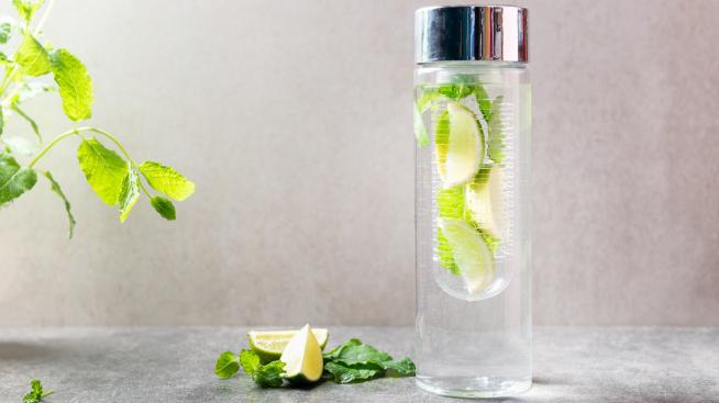 Как да почистваме стъклената бутилка за вода?