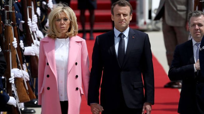 Скандалните отношения на Еманюел и Бриджит Макрон – от афера между ученик и учителка до шокиращата физическа разправа