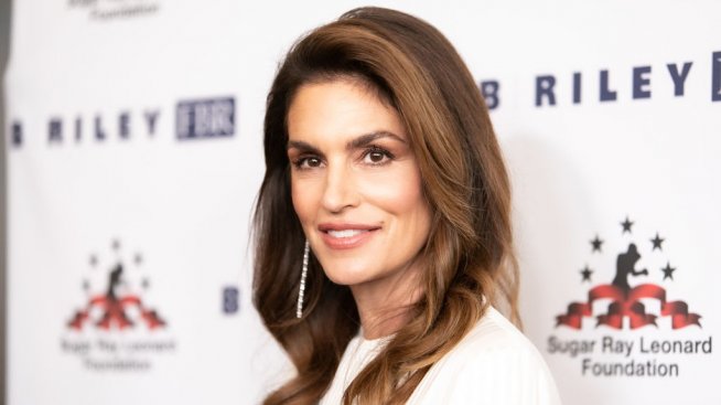 Фитнес съвети: Синди Крауфорд показва как да стегнем корема