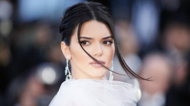 Черните шорти на Кендъл Дженър – задължителни за вашите летни уикенди 