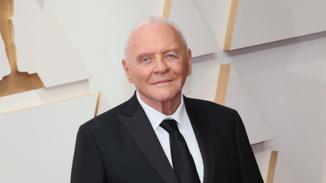 Антъни Хопкинс събира кученца с техните спасители