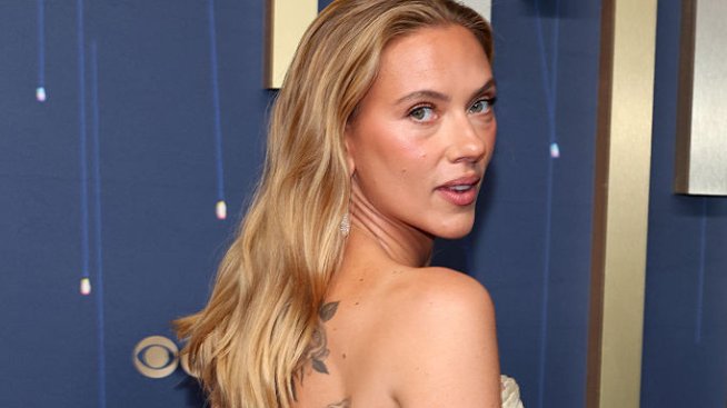 Секси мама – Скарлет Йохансон стегна талията си в прилепнала черна рокля на Balmain