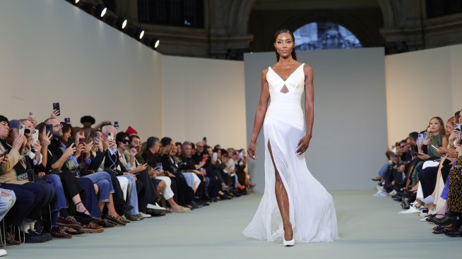 Наоми Кембъл затвърди статута си на супермодел в дефилето на Del Core