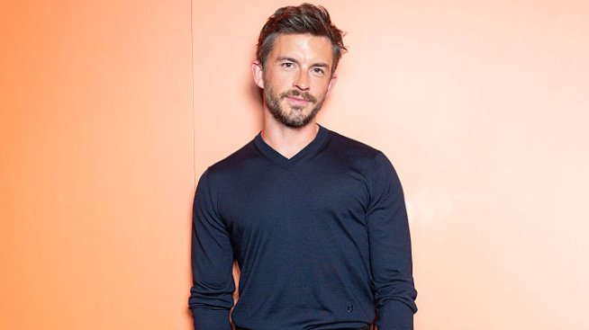 Сексапил и елегантност: Джонатан Бейли е новото лице на Giorgio Armani