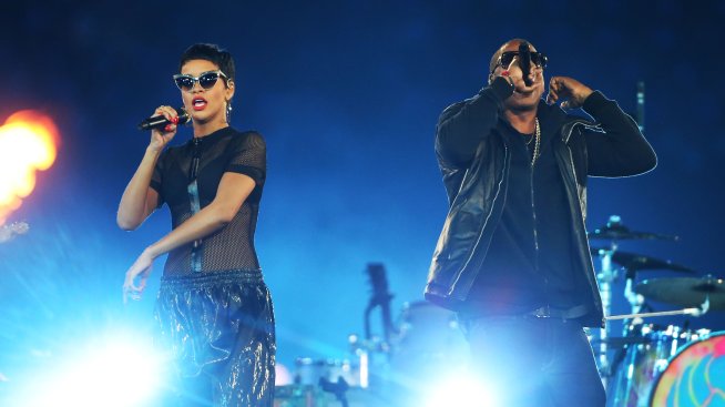 Риана и Джей-Зи със специален подарък за възрастна дама