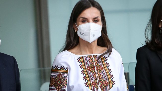 Кралска мода: Кралица Летисия с традиционна украинска блуза