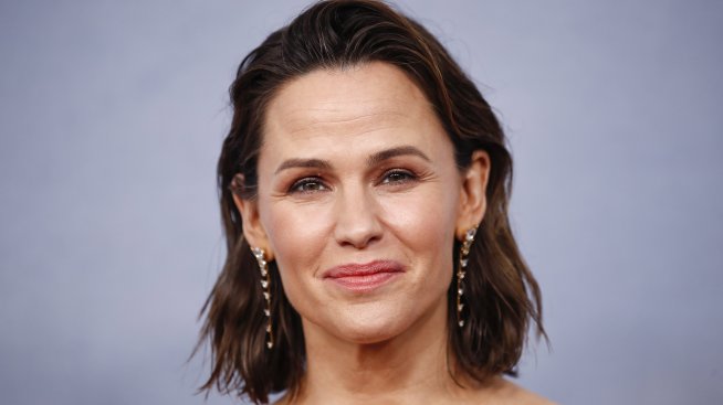 Бяло сако за пролетта – последвайте примера на Дженифър Гарнър 