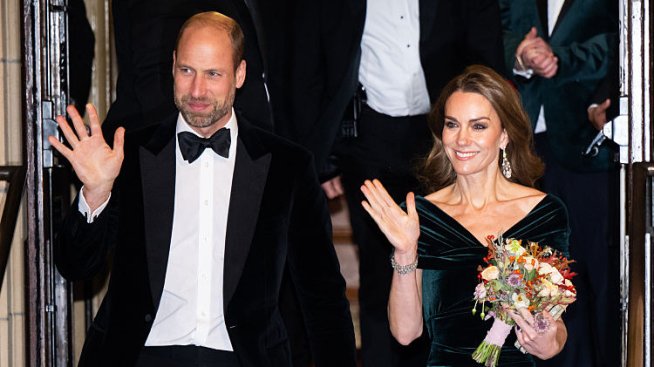 Принцът и принцесата в кадифе – Кейт Мидълтън и Уилям с първи червен килим от 2 години насам
