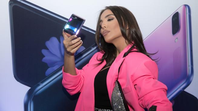 Николета Лозанова е първата българка с уникален сгъваем стъклен смартфон