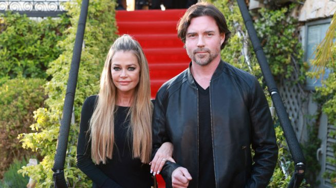 Драмата е пълна – Денис Ричардс обвини бившия си съпруг в приспиване на едно от кучетата ѝ