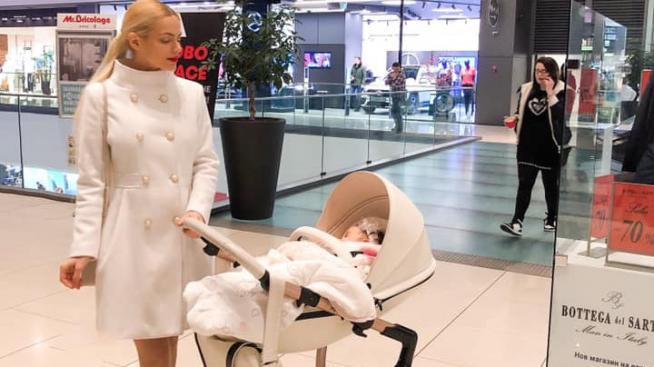 Вероника Стефанова отпразнува първия рожден ден на дъщеря си 