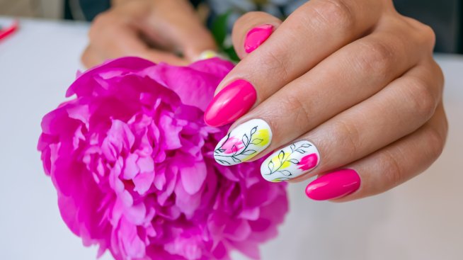 Маникюр за пролетта – 6 ретро дизайна с цветя