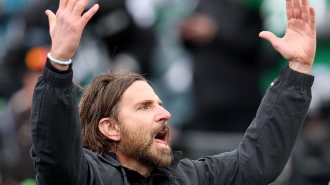 Брадли Купър остави Джиджи у дома и взе дъщеря си Леа на мача на „Филаделфия Ийгълс“