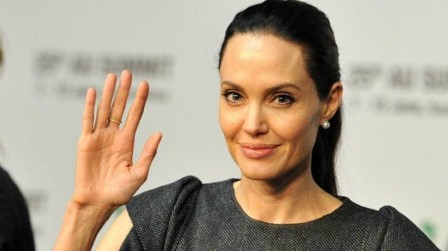 Рокли за лятото: Изборът на Анджелина Джоли