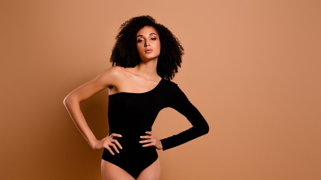 Елегантност и стил – Банският с едно рамо като модерен вечерен топ