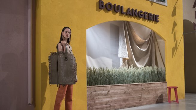 Гигантски чанти на колела или как Jacquemus развеселиха Париж