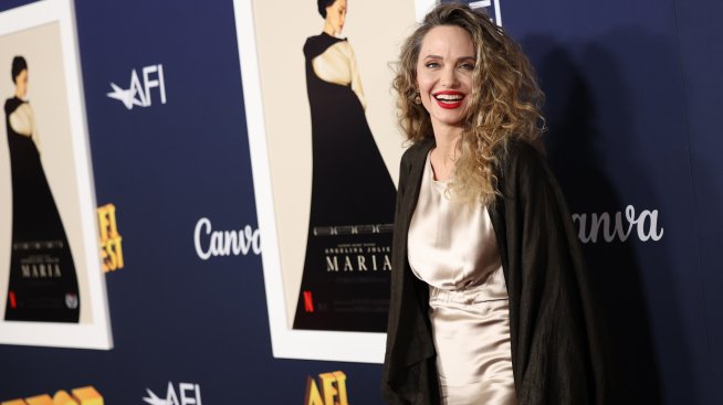 Къдравата Анджелина Джоли впечатли с визия на червения килим