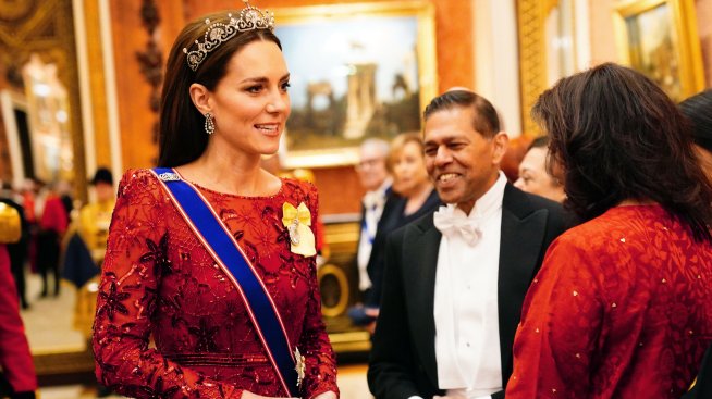 Принцеса Кейт отново с тиара и сантиментално бижу