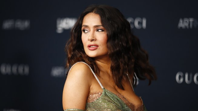 Кралицата на банските - Салма Хайек показва завидна фигура в края на лятото