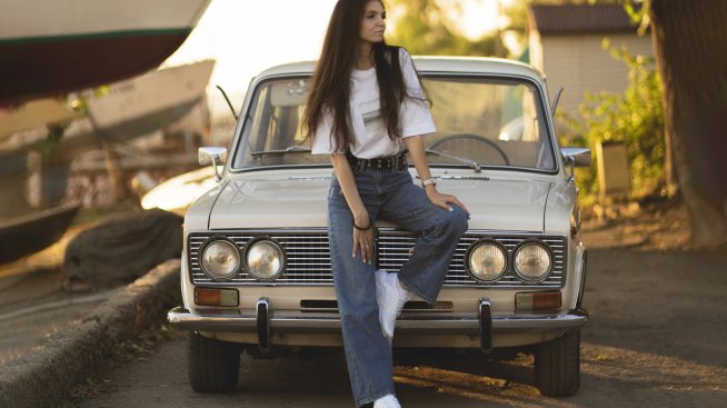 Дънките с широки крачоли се завръщат – ето най-подходящите обувки за тях