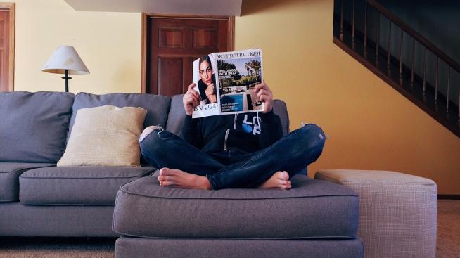 Как да освежите хола с декоративни възглавници? 