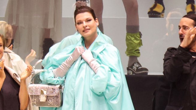 Линда Еванджелиста сподели сладки снимки на сина си Августин