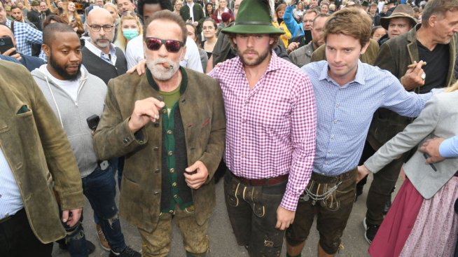 Шварценегер купонясва с красивите си синове Патрик и Кристофър