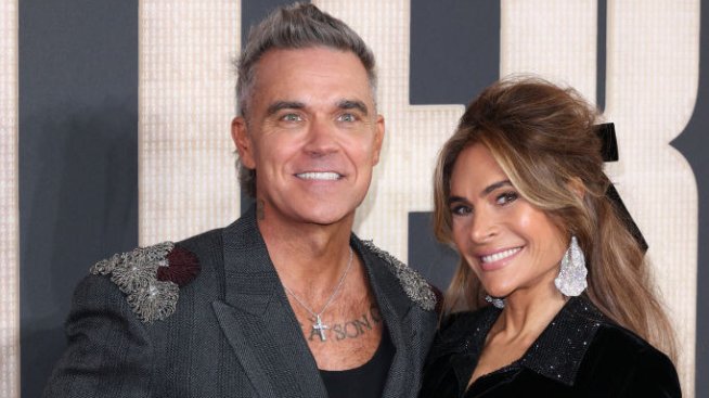 Роби Уилямс се усмихва през болка в компанията на съпругата си Айда и бившата си Никол Апълтън