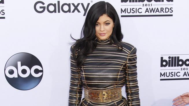 Есенен сексапил: Кайли Дженър в леопардови щампи