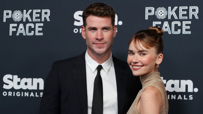 След три години чакане: Лиъм Хемсуърт и Габриела Брукс с дебют на червения килим