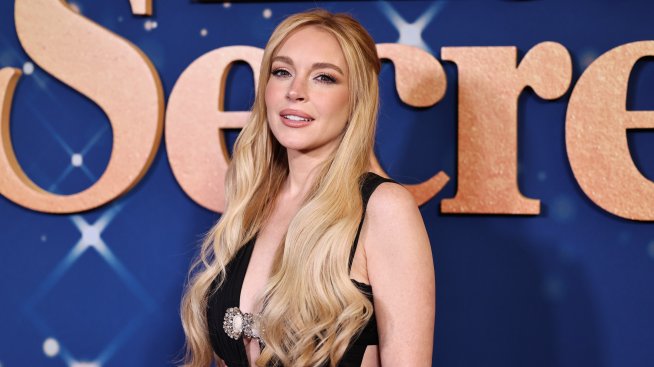 Линдзи Лоън остави малко на въображението със сексапилна рокля