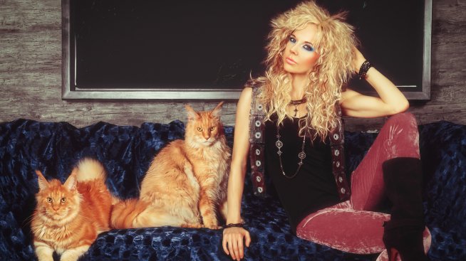 Прически 2022 – къдрава вълча подстрижка 