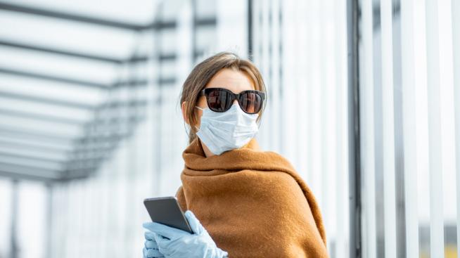 Как да не ни се запотяват очилата, когато носим маска?