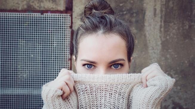 5 средства за намаляване на торбичките под очите