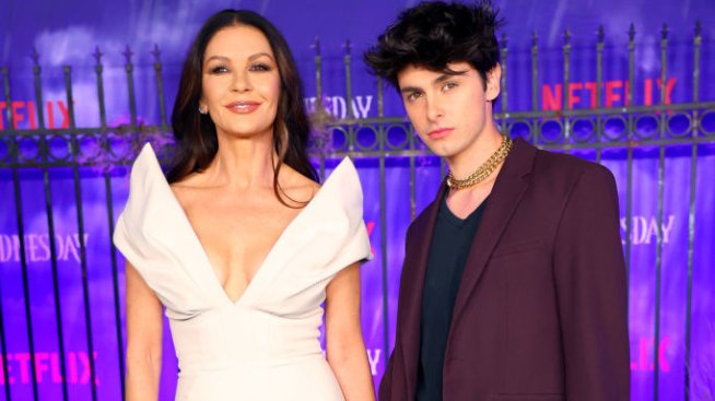 Катрин Зита-Джоунс взе сина си Дилън за свой кавалер на новата си премиера